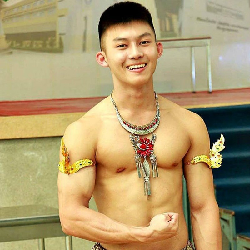 Nam sinh coi dong phuc, lo than hinh 6 mui gay sot-Hinh-8
